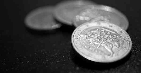 人工智能机器人和人谈恋爱