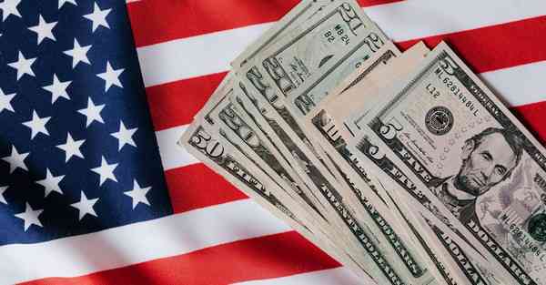 人工智能机器人和人谈恋爱