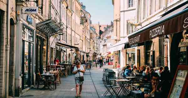 人工智能机器人和人谈恋爱